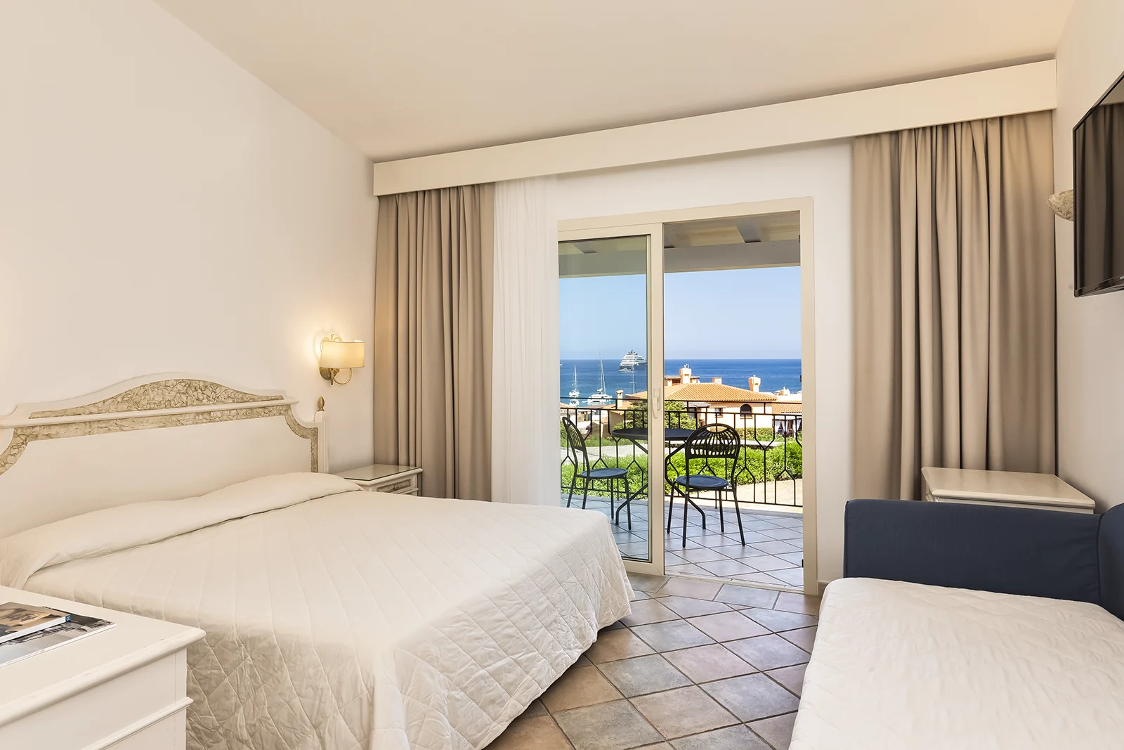 Comfort room with sea view