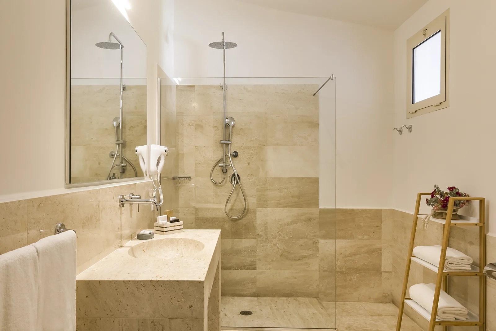 Suite: bathroom