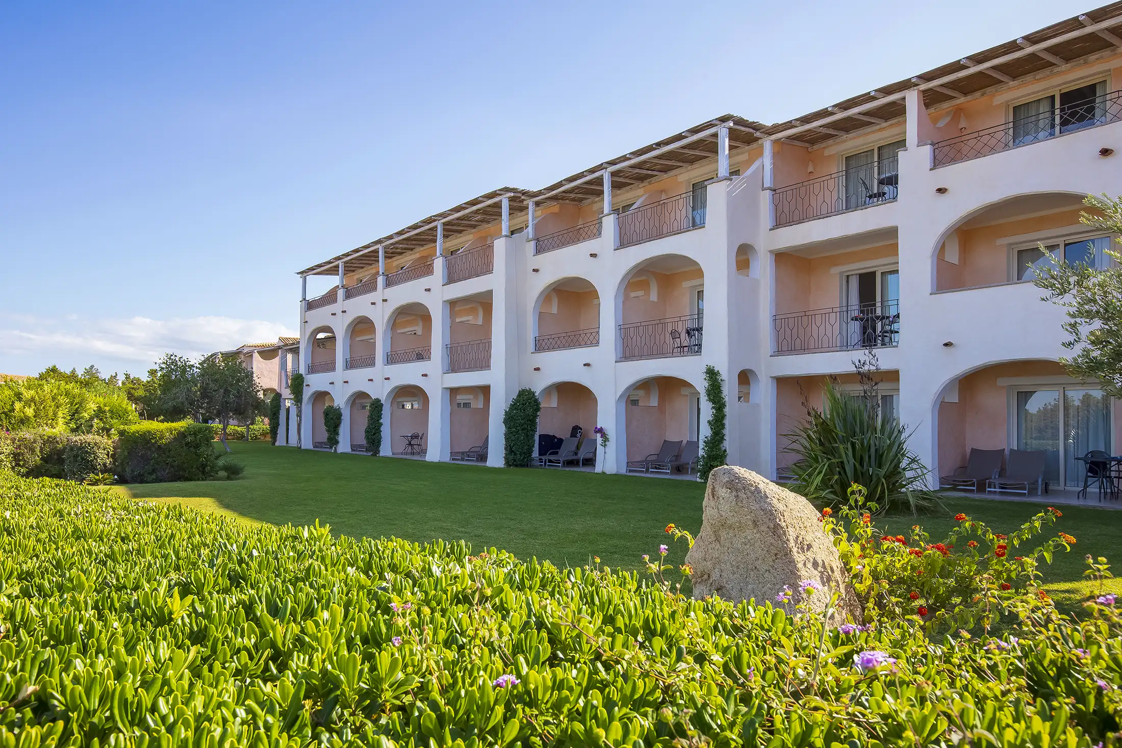 Grand Hotel in Porto Cervo: exterior and gardens