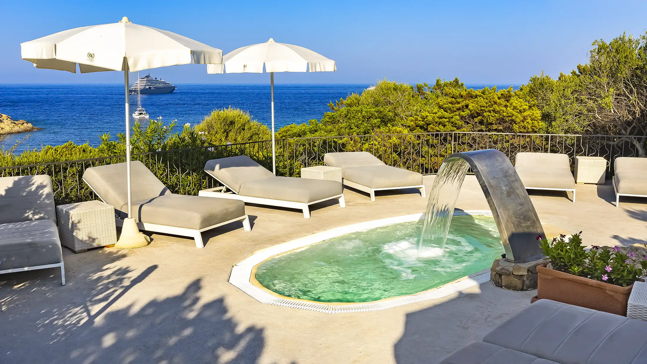 Sea view whirlpool
