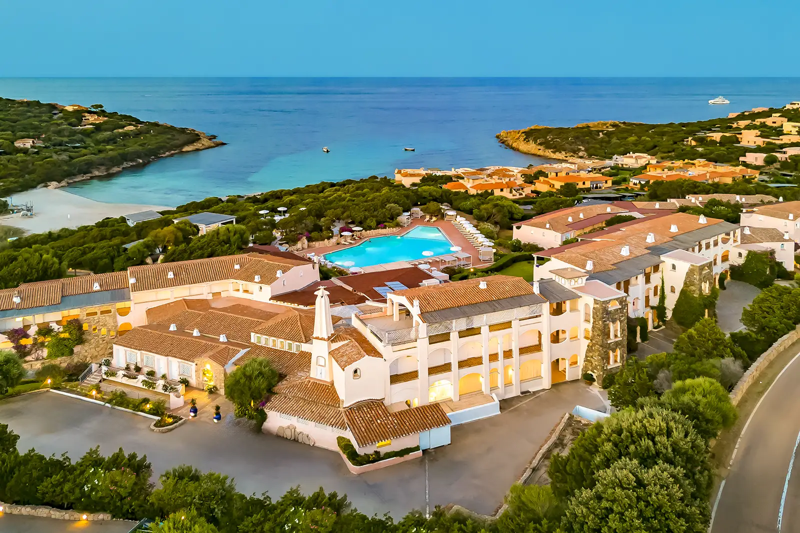 Vista aerea al tramonto del Grand Hotel in Porto Cervo