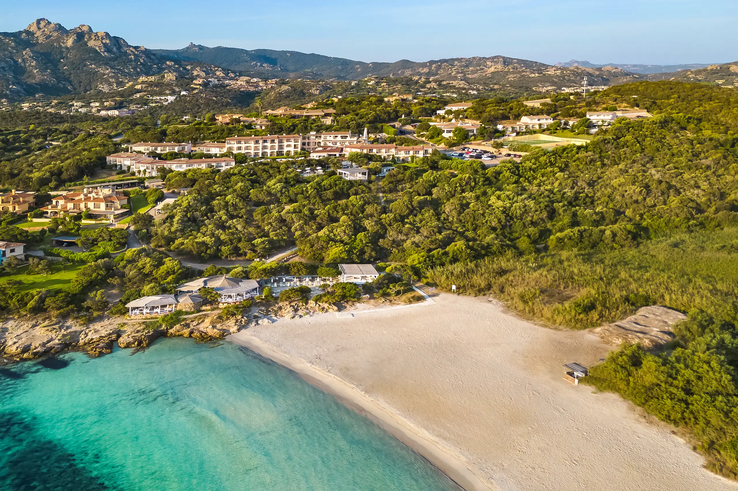 Vista panoramica hotel e spiaggia a Porto Cervo